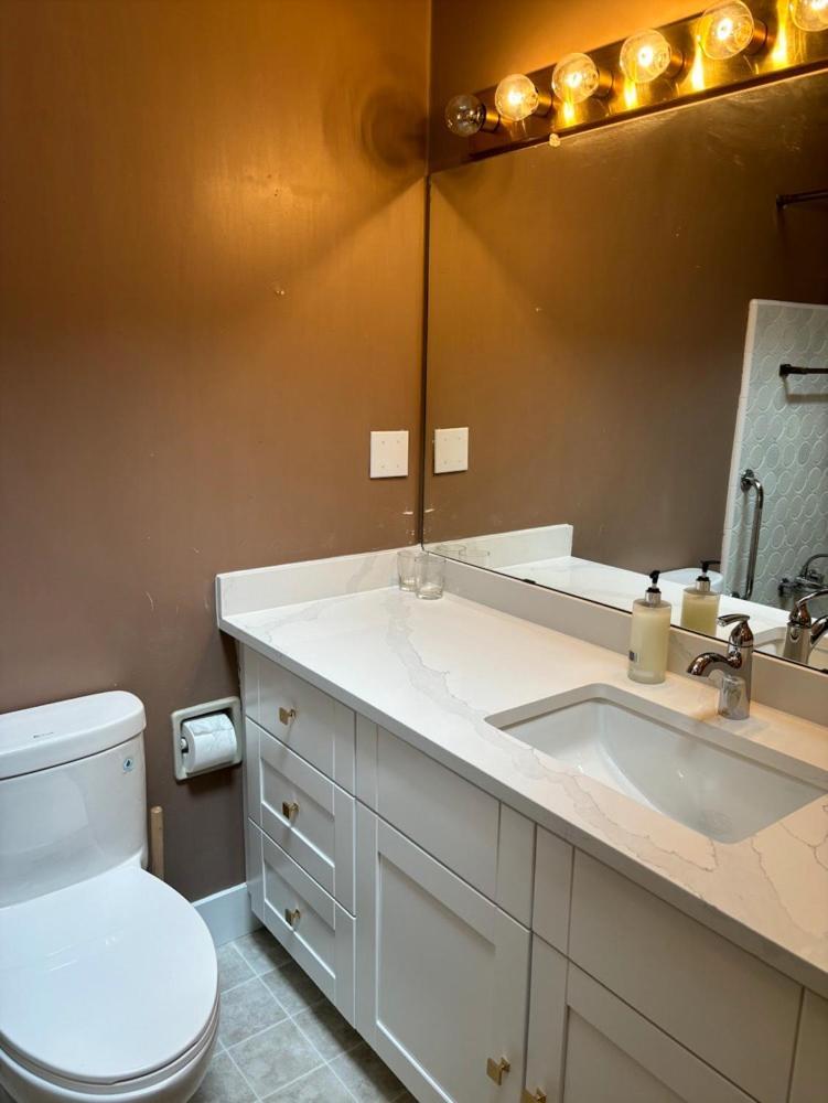 Cozy Retreat On Sandpiper Court - Room H With Share Bathroom 列治文 外观 照片