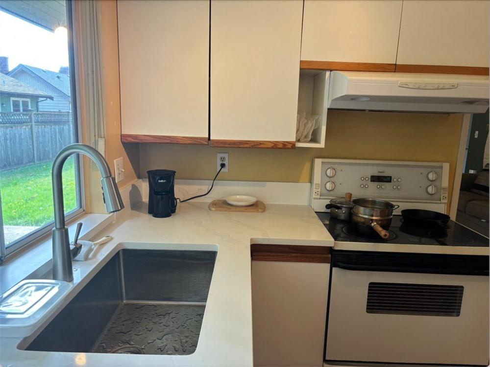 Cozy Retreat On Sandpiper Court - Room H With Share Bathroom 列治文 外观 照片