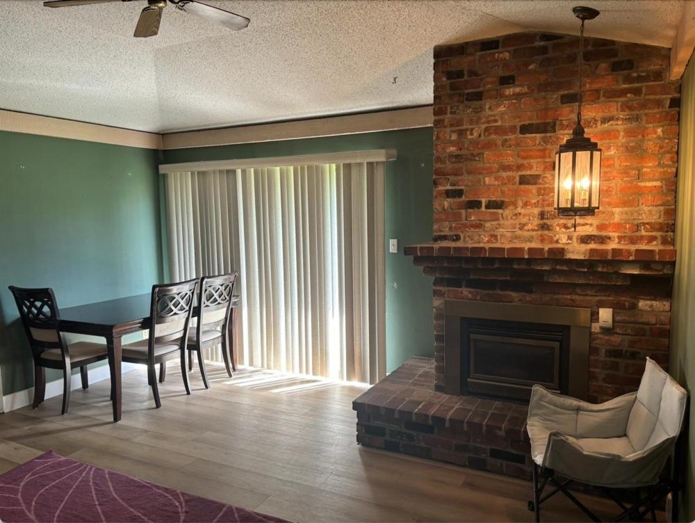 Cozy Retreat On Sandpiper Court - Room H With Share Bathroom 列治文 外观 照片