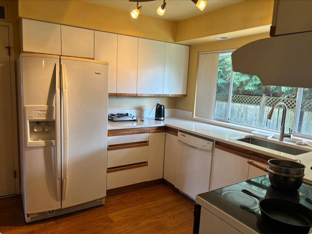 Cozy Retreat On Sandpiper Court - Room H With Share Bathroom 列治文 外观 照片