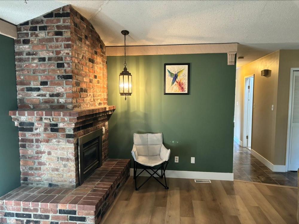 Cozy Retreat On Sandpiper Court - Room H With Share Bathroom 列治文 外观 照片